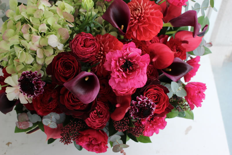 還暦祝いは、赤系で可愛いさもある花がおススメです