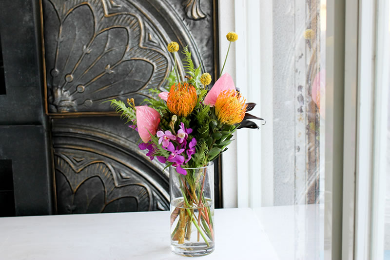 ピンクッションと明るく楽しい花／花瓶にいける