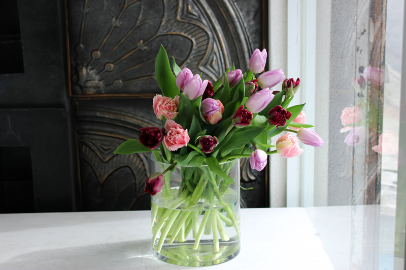 花瓶にシックなチューリップの花束25本
